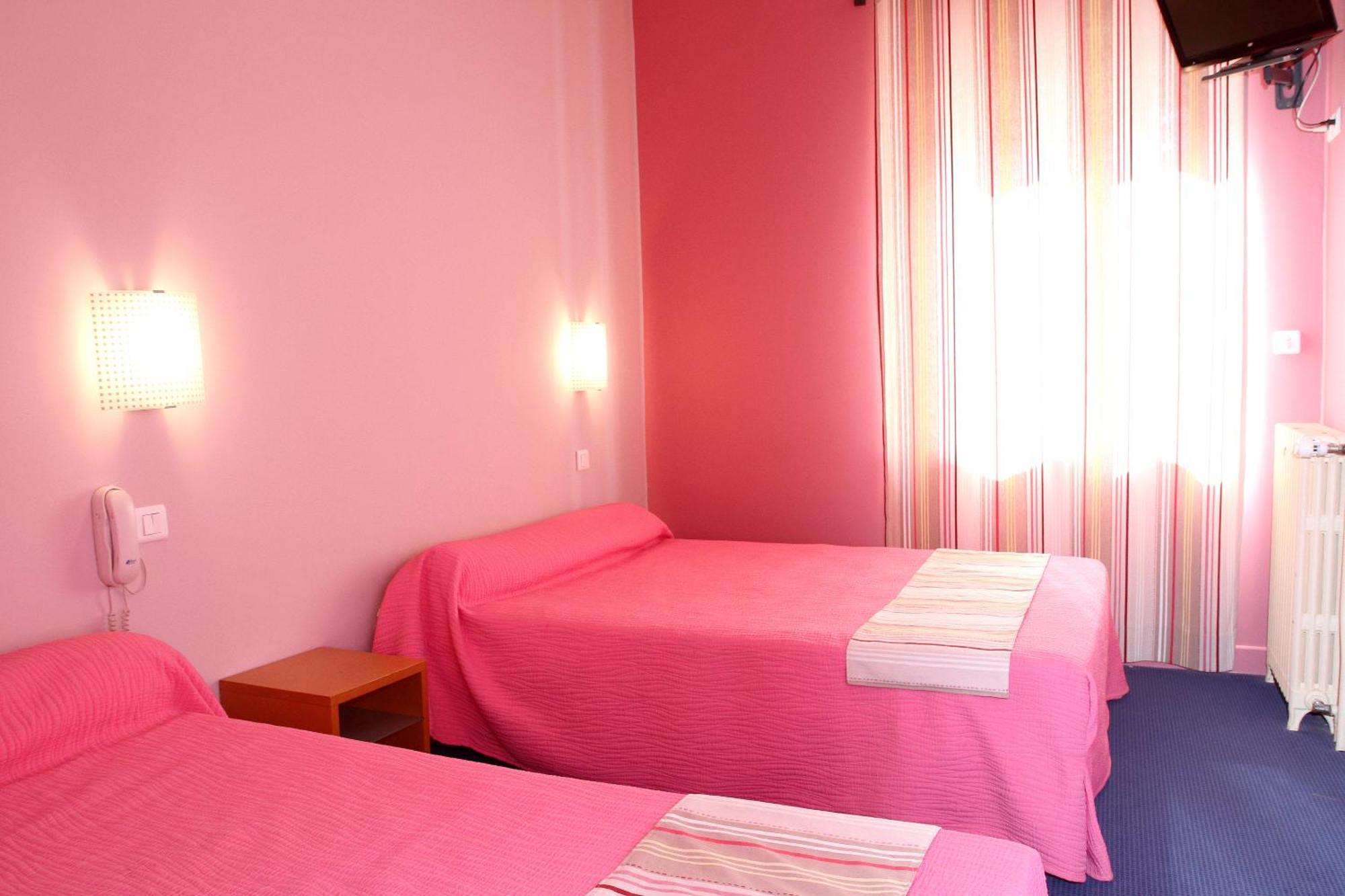 Logis Hotel Le Clos Des Oliviers บูร์ก-แซ็ง-ต็องเดอ็อล ภายนอก รูปภาพ